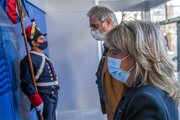 Dura protesta al entregarse carta al presidente 2}}
